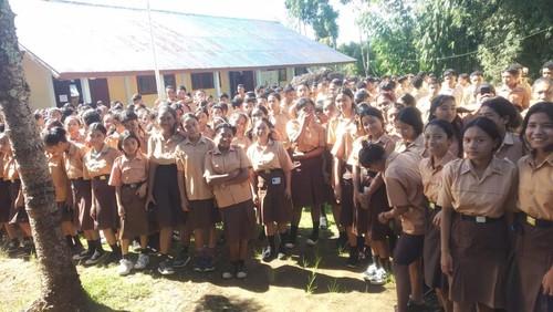 Siswa SMPN 6 Rentung di Kecamatan Ruteng, Kabupaten Manggarai, NTT, tak bisa mengikuti UTS karena ruang kelas disegel oleh kepala sekolah seusai dicopot dari jabatannya. (Foto: Istimewa)