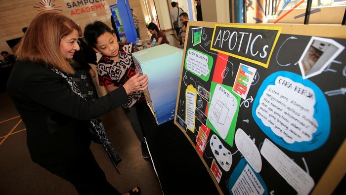 STEAM EXPO 2024 Berhasil Raih Rekor MURI (Dari kiri ke kanan) Akbar Sugema Allufti - CMO Sampoerna School System, Aliaa Mohamed Samaha - Science Curriculum Head of Sampoerna Academy, dan Lutvi Syah Pradana - Customer Relations Manager MURI Indonesia dalam prosesi seremonial penyerahan Piagam MURI kepada Sampoerna Academy.