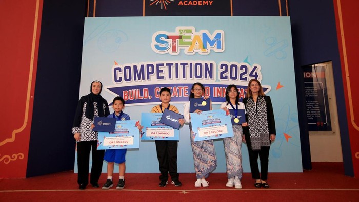 STEAM EXPO 2024 Berhasil Raih Rekor MURI (Dari kiri ke kanan) Akbar Sugema Allufti - CMO Sampoerna School System, Aliaa Mohamed Samaha - Science Curriculum Head of Sampoerna Academy, dan Lutvi Syah Pradana - Customer Relations Manager MURI Indonesia dalam prosesi seremonial penyerahan Piagam MURI kepada Sampoerna Academy.