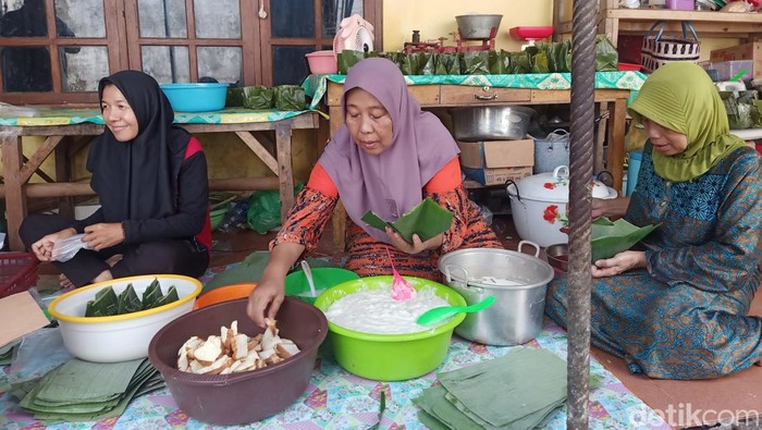 Suasana pembuatan kue kopyor di Kampung Loloan Timur, Jembrana, Bali, Sabtu (23/3/2024). (Foto: I Putu Adi Budiastrawan/detikBali)