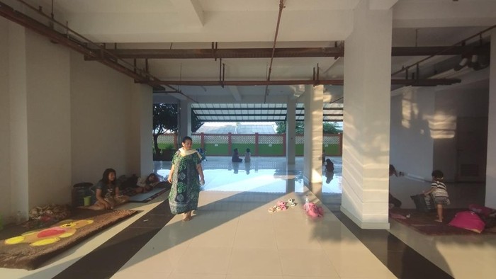 Suasana Tempat Pengungsian Korban Banjir Tegal Alur Jakbar