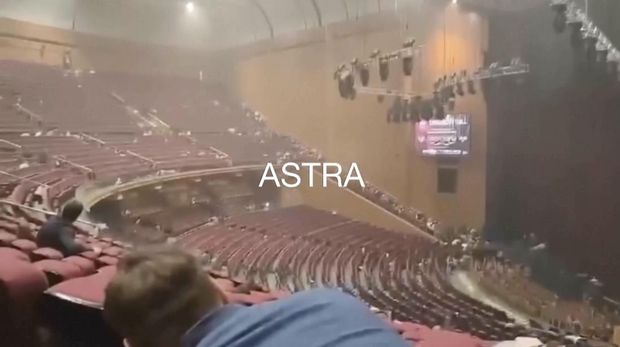 Tangkapan yang diambil dari video UGC ini menunjukkan penembakan di gedung konser di Krasnogorsk, tepi barat wilayah Moskow, Rusia, Jumat 22 Maret 2024. (Astra via AP)