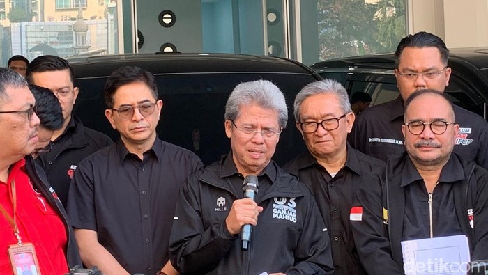 Tim hukum Ganjar-Mahfud memberikan keteragan pers sebelum berangkan ke MK.