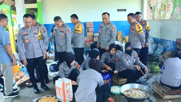 Tim Mabes Polri tinjau pengungsian banjir di Demak.