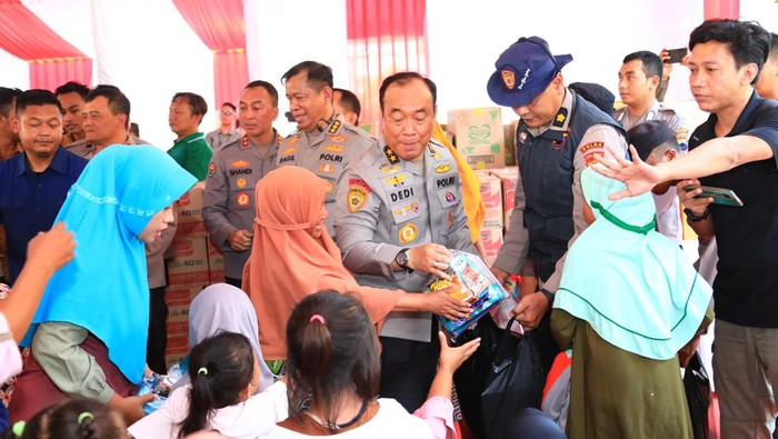 Tim Mabes Polri tinjau pengungsian banjir di Demak.