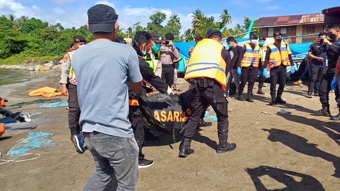 Tim SAR gabungan mengevakuasi tiga mayat yang ditemukan nelayan di laut Aceh Jaya, Aceh. (dok Basarnas Banda Aceh)