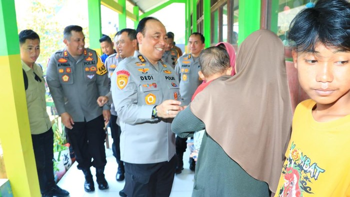 Tinjau Korban Banjir Demak, Tim Mabes Polri Sapa Anak-anak di Posko Trauma Healing Tim Mabes Polri, dipimpin Asisten Kapolri bidang Sumber Daya Manusia (As SDM Kapolri) Irjen Pol Dedi Prasetyo, mengunjungi warga Kabupaten Demak, Jawa Tengah (Jateng)Β yang terdampak banjir, Sabtu (23/3/2024).