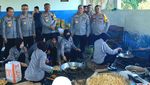 Tinjau Korban Banjir Demak, Tim Mabes Polri Sapa Anak-anak di Posko