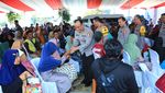 Tinjau Korban Banjir Demak, Tim Mabes Polri Sapa Anak-anak di Posko