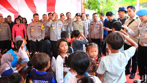 Tinjau Korban Banjir Demak, Tim Mabes Polri Sapa Anak-anak di Posko