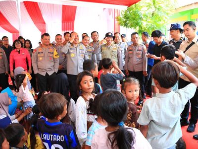 Tinjau Korban Banjir Demak, Tim Mabes Polri Sapa Anak-anak di Posko