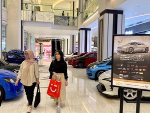 Keseruan Pengunjung yang Kalap Belanja di Aerostreet TSM Cibubur