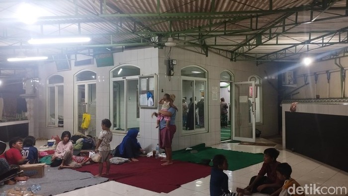 Warga tetap gelar tarawih di musala lokasi pengungsian banjir Tegal Alur.