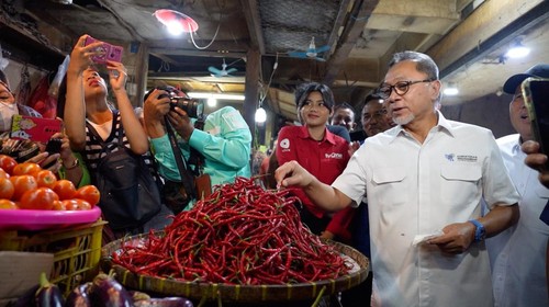 Menteri Perdagangan Zulkifli Hasan atau Zulhas melalukan peninjauan harga bahan pangan kembali di Pasar Tambun, Bekasi. Dalam peninjauannya, ditemui harga cabai merah keriting terjun bebas.