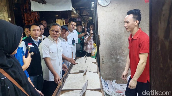 Zulhas Cek Pangan di Pasar Tambun, Harga Cabai Terjun Bebas