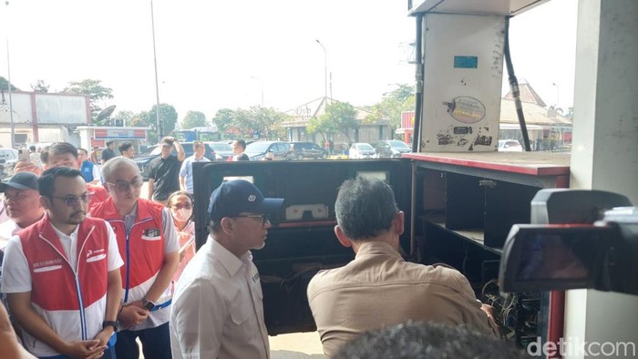 Zulhas Segel SPBU Curangi Meteran di Rest Area KM 42 Tol Jakarta-Cikampek