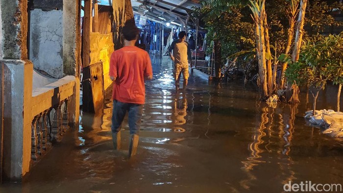 1 RT di Tegal Alur, Jakbar masih terendam banjir pukul 18.58 WIB. (Adrial/detikcom)