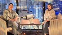 Restoran mewah dengan pemandangan lampu kota juga menjadi destinasi pasangan ini. Pasha Ungu kerap kali mengajak Adelia menikmati makan malam yang romantis layaknya pasangan yang sedang bulan madu. Foto: Instagram/adeliapasha