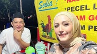 Baik Pasha Ungu maupun Adelia sama-sama mencalonkan diri dalam pemilihan legislatif lalu. Ketika lelah usai mengunjungi dapil mereka, warung pecel lele kaki lima menjadi penawar untuk mengisi energinya. Foto: Instagram/adeliapasha