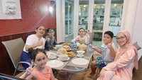 Selama bulan puasa, Pasha dan Adelia selalu bersama anak-anaknya. Sahur bersama menjadi cara bagi kedua orang tua ini mengajarkan kewajiban berpuasa bagi buah hatinya. Foto: Instagram/adeliapasha