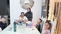 Keempat anaknya juga tak pernah absen untuk sahur bersama orang tuanya. Masih mengenakan pakaian tidur, keluarga ini kompak melahap menu sahur bersama. Foto: Instagram/adeliapasha