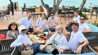 Ketika memiliki waktu santai yang panjang, Pasha dan Adel seringkali menghabiskannya dengan bersantai sambil menikmati makanan enak. Seperti saat memboyong saudara-saudaranya untuk bersantai di Beach Club. Foto: Instagram/adeliapasha
