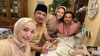 Ramadan hingga Idul Fitri adalah waktu yang berharga untuk dilewatkan bersama keluarga bagi Adelia. Sehingga makan bersama kakak dan kakak ipar adalah momen yang sayang untuk tidak dilakukan. Foto: Instagram/adeliapasha