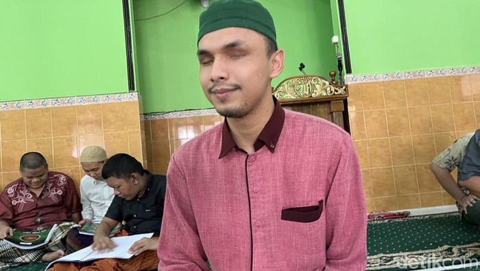 Ahmad Faizun (26) tunanetra yang target khatam baca Al-Quran braille di Ramadan 2024, ditemui di PPSW Wanodyatama, Solo, Minggu (24/3/2024).