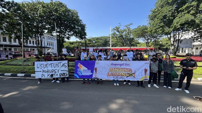 Aktivis menggelar aksi di Balai Kota Bandung mengkritisi kasus korupsi di Kota Bandung, Minggu (24/3/2024).