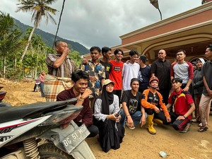 Andre Rosiade Salurkan Karpet Sajadah untuk Korban Banjir Pessel Sumbar