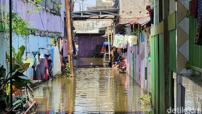 Banjir masih merendam kawasan Tegal Alur, Jakarta Barat. (Adrial/detikcom)