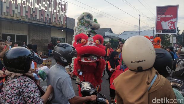 barongsai bagi takjil di sidoarjo