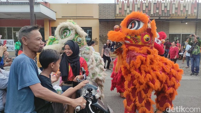 barongsai bagi takjil di sidoarjo