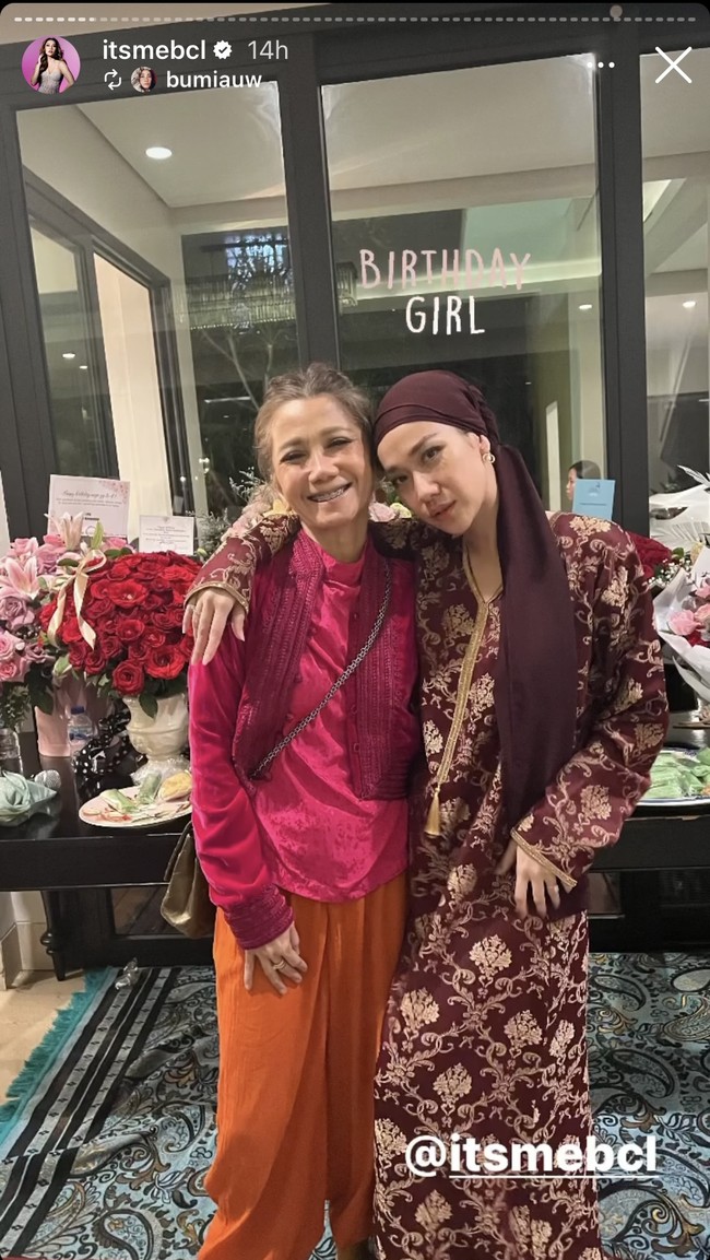 Meski hanya di rumah namun perayaan ultah BCL tetap meriah dengan ramai dihadiri keluarga dan para sahabat. Terlihat salah satu sahabat sekaligus MUA andalannya, Bumiauw ikut hadir memeriahkan acara. Foto: Instagram/@itsmebcl