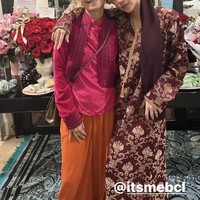 Meski hanya di rumah namun perayaan ultah BCL tetap meriah dengan ramai dihadiri keluarga dan para sahabat. Terlihat salah satu sahabat sekaligus MUA andalannya, Bumiauw ikut hadir memeriahkan acara. Foto: Instagram/@itsmebcl