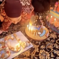Pada saat momen tiup lilin keempat lilin di kue ulang tahun BCL itu tampak dinyalakan. BCL pun tiup lilin disaksikan oleh para tamu undangan yang datang. Foto: Instagram/@itsmebcl