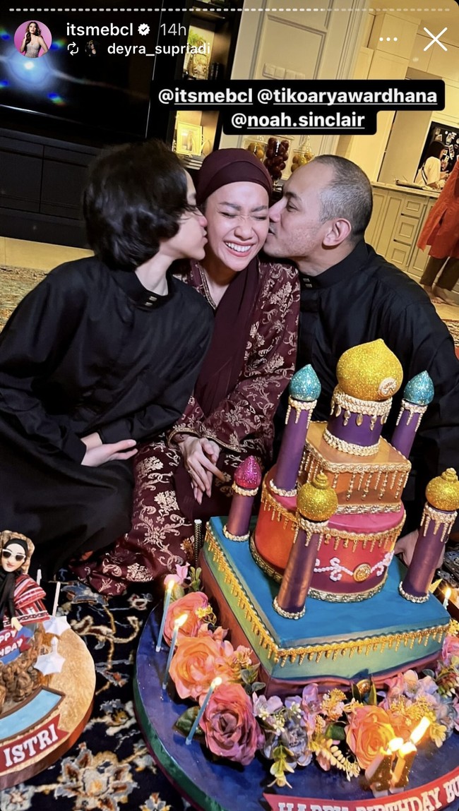 Sang suami, Tiko Aryawardhana dan putranya, Noah Sinclair, juga terlihat tampil kompak mengenakan busana berwarna hitam. Keduanya tampak setia menemani BCL di momen perayaan ulang tahunnya itu. Foto: Instagram/@itsmebcl