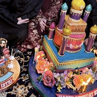 Sang suami, Tiko Aryawardhana dan putranya, Noah Sinclair, juga terlihat tampil kompak mengenakan busana berwarna hitam. Keduanya tampak setia menemani BCL di momen perayaan ulang tahunnya itu. Foto: Instagram/@itsmebcl