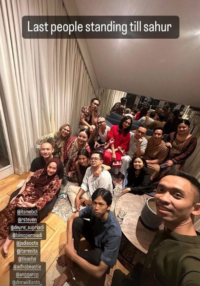 BCL tampil cantik mengenakan busana bergaya Arabian berwarna merah marun. Ia mengenakan penutup kepala turban serta sepasang anting emas. Foto: Instagram/@itsmebcl