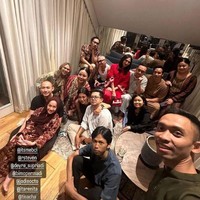 BCL tampil cantik mengenakan busana bergaya Arabian berwarna merah marun. Ia mengenakan penutup kepala turban serta sepasang anting emas. Foto: Instagram/@itsmebcl