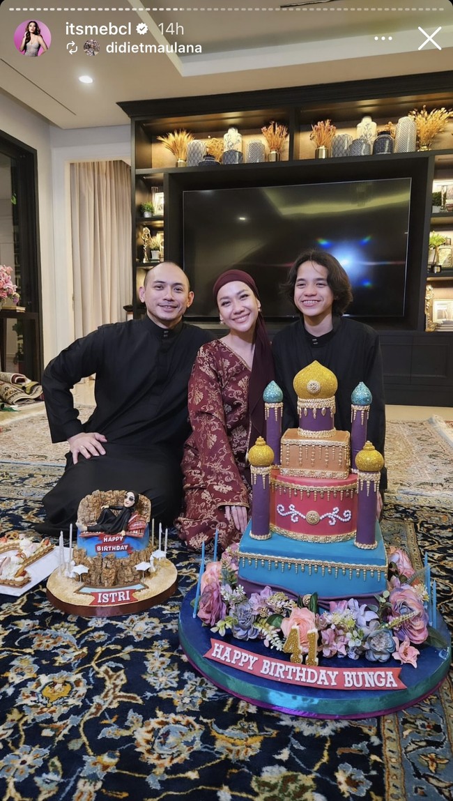 Tak hanya 1, melainkan ada 4 kue ulang tahun dengan desain-desain spesial yang unik yang terlihat sudah berjejer di hadapan BCL. Raut wajah bahagia pun tampak jelas di wajah pelantun Cinta Sejati itu. Foto: Instagram/@itsmebcl