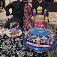 Tak hanya 1, melainkan ada 4 kue ulang tahun dengan desain-desain spesial yang unik yang terlihat sudah berjejer di hadapan BCL. Raut wajah bahagia pun tampak jelas di wajah pelantun Cinta Sejati itu. Foto: Instagram/@itsmebcl