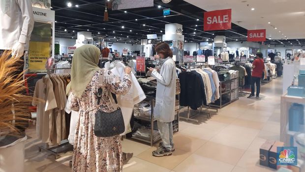 Beragam promo baju Lebaran Idul Fitri di Transmart diskon Full Day Sale, Transmart Graha Raya Bintaro. Minggu (24/3/2024). (CNBC Indonesia/Firda Dwi)