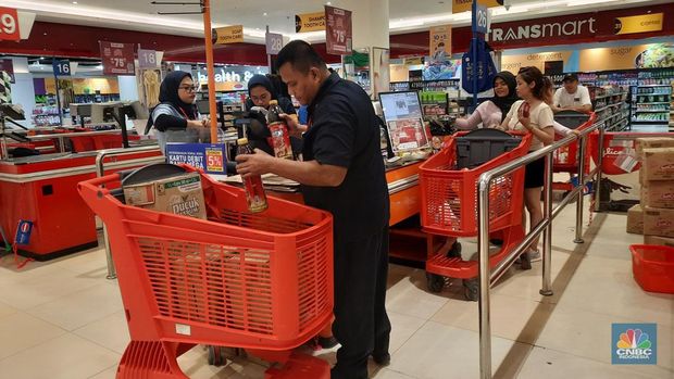 Berbagai promo makanan ringan diskon jadi murah meriah, di Transmart Graha Raya Bintaro. Minggu (24/3/2024). (CNBC Indonesia/Firda Dwi)