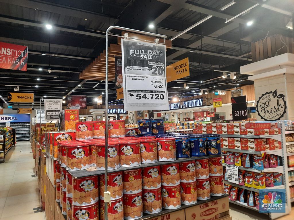 Berbagai promo makanan ringan diskon jadi murah meriah, di Transmart Graha Raya Bintaro. Minggu (24/3/2024). (CNBC Indonesia/Firda Dwi)