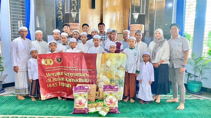 Paguyuban Akpol 2021 menggelar acara buka puasa bersama dengan kaum duafa di Panti Asuhan Yatim Piatu serentak di seluruh Indonesia. Begini momennya.