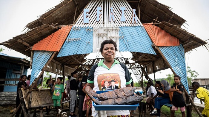 Empat mama Papua duduk di dekat hidangan yang dijual saat Bazar Makanan di Kampung Kapatcol, Distrik Misool Barat, Kabupaten Raja Ampat, Papua Barat Daya, Minggu (24/3/2024). Kegiatan yang diselenggarakan warga dengan menjual berbagai macam makanan khas kampung itu hasilnya untuk memenuhi kebutuhan tempat beribadah atau adanya kebutuhan mendesak di Kampung Kapatcol. ANTARA FOTO/Bayu Pratama S/Spt.