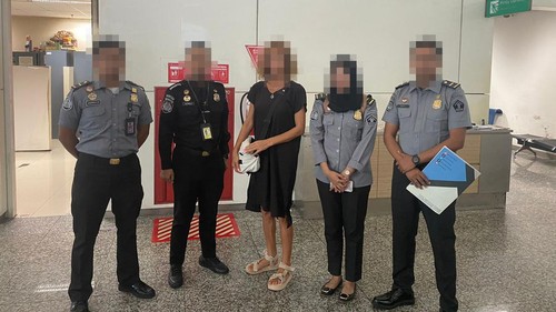 Bule Rusia berinisial IK saat dipulangkan ke negara asalnya melalui Bandara Internasional I Gusti Ngurah Rai, Bali, Sabtu (23/3/2024). (Foto: Istimewa)