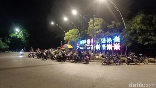 Bundaran patung Tirosa Jalan Bundaran PU, Kelurahan Tuak Daun Merah (TDM), Kecamatan Oebobo, Kota Kupang, NTT, menjadi tempat favorit warga. (Yufengki Bria/detikBali).