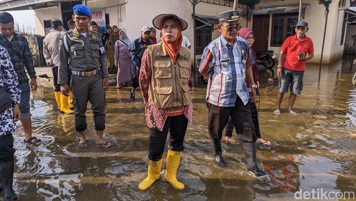 Bupati Demak, Eistianah meninjau banjir di Sayung, Minggu (24/3/2024).